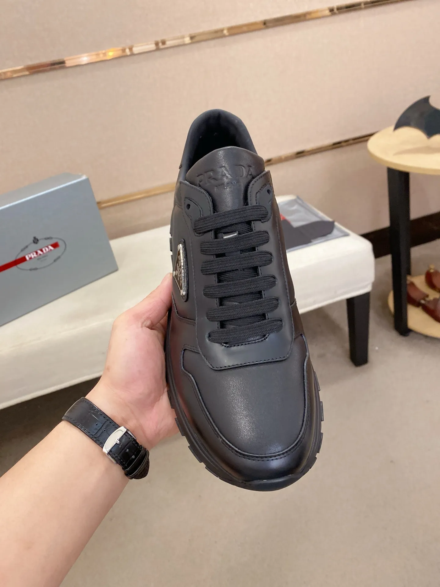 Factory price 540💰 ✔️✔️✔️High version High-quality new PRADA counters are on the market at the same time. The new men's shoes and 😘fabrics are selected from imported first-layer cowhide and are made by pure handcrafts. Lining: Full cowhide lining. 👍🏿 High-end ☄️ air-cushion molded anti-slip rubber outsole, exquisite lines, simple and elegant, comfortable and high-end for leisure travel. Code number: 38 to 44